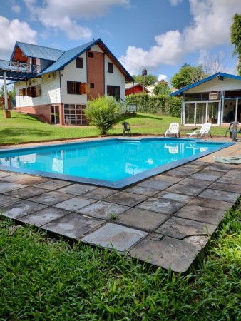 ¡Hermosa casa en venta! 2 Plantas + 3 Habitaciones + 2 Baños + Quincho + Piscina